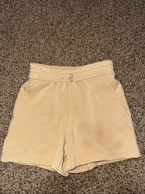 NWOT Lululemon high rise 4" softstreme shorts